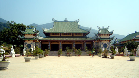 Chính điện chùa Linh Ứng, Sơn Trà, Đà Nẵng