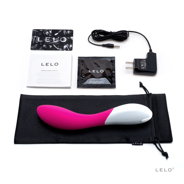 Lelo Mona 2 màu hồng bên cạnh những sản phẩm phụ kiện của hãng