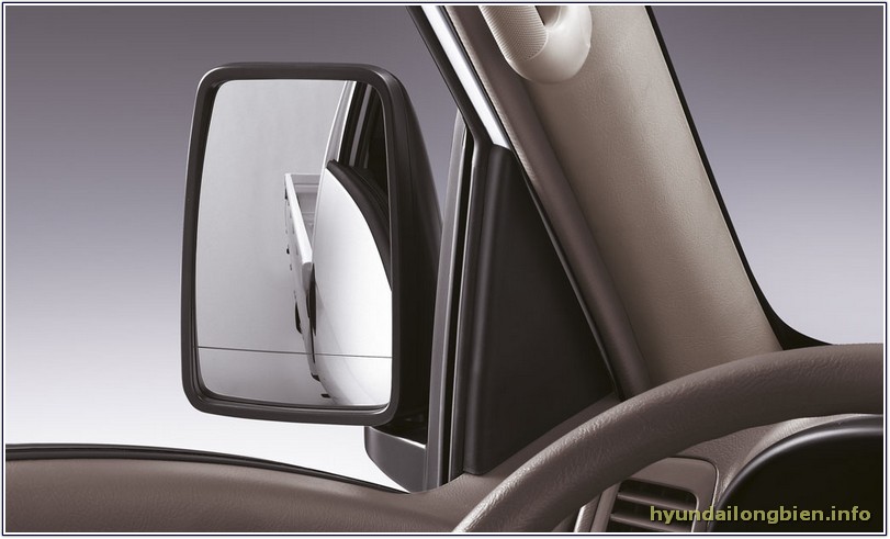 Hyundai H100 - Gương chiếu hậu rộng giúp bạn quan sát tốt hơn những phương tiện đi phía sau cũng như đi bên cạnh