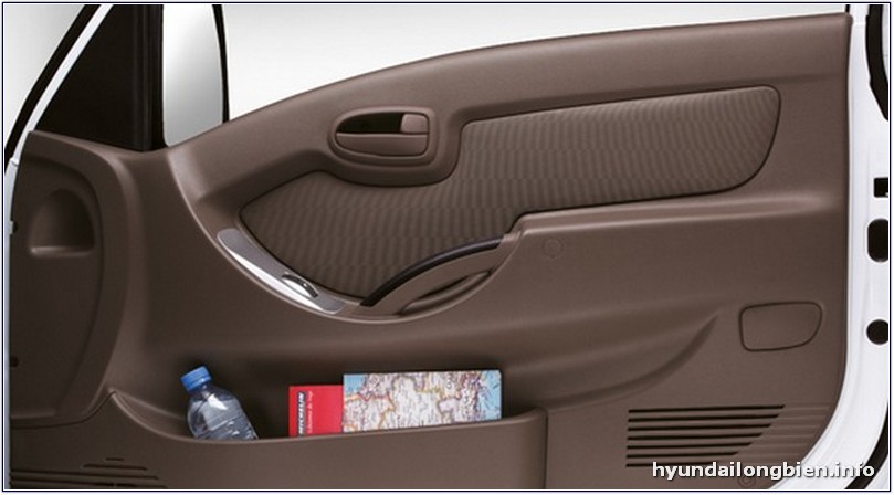 Hyundai H100 - ngăn để đồ trên cánh cửa