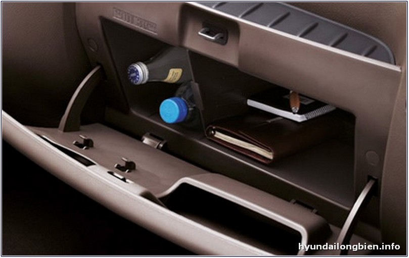 Hyundai H100 - Ngăn để đồ bên ghế phụ