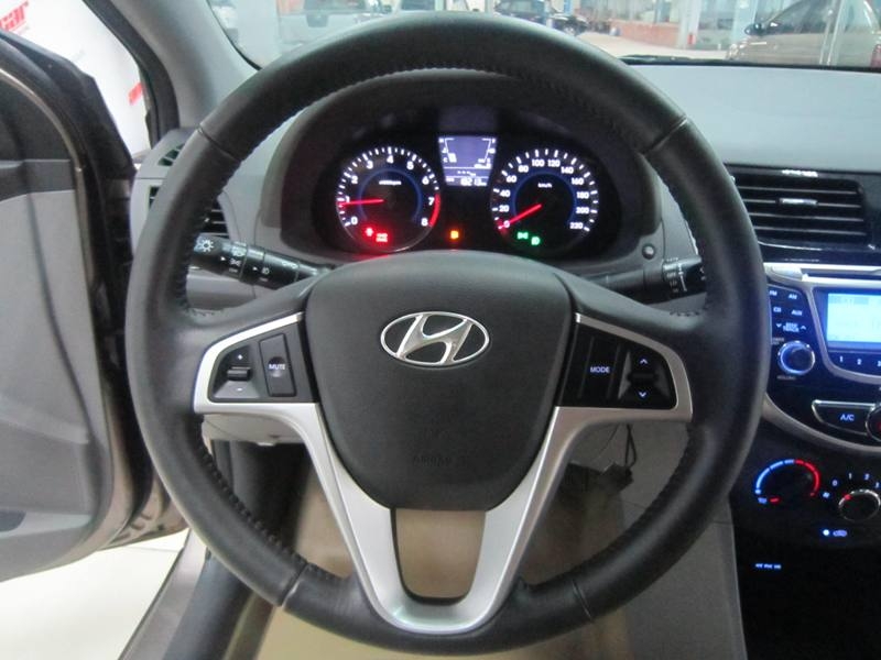 Hyundai Accent MT 2011 - Vô lăng tích hợp hệ thống âm thanh