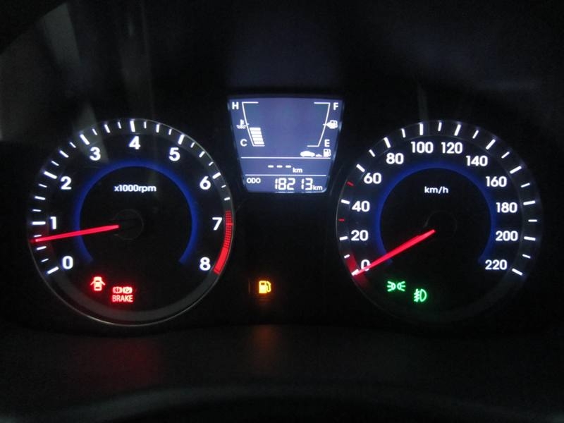 Hyundai Accent MT 2011 - Xe đã đi được 18200 km