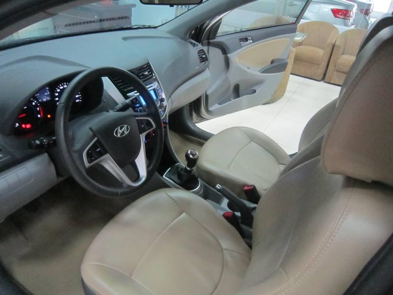Hyundai Accent MT 2011 - Nội thất đã được bọc da Công nghiệp