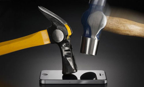 Miếng dán siêu bền giúp iPhone an toàn khi bị búa đập Miếng dán siêu bền giúp iPhone an toàn khi bị búa đập