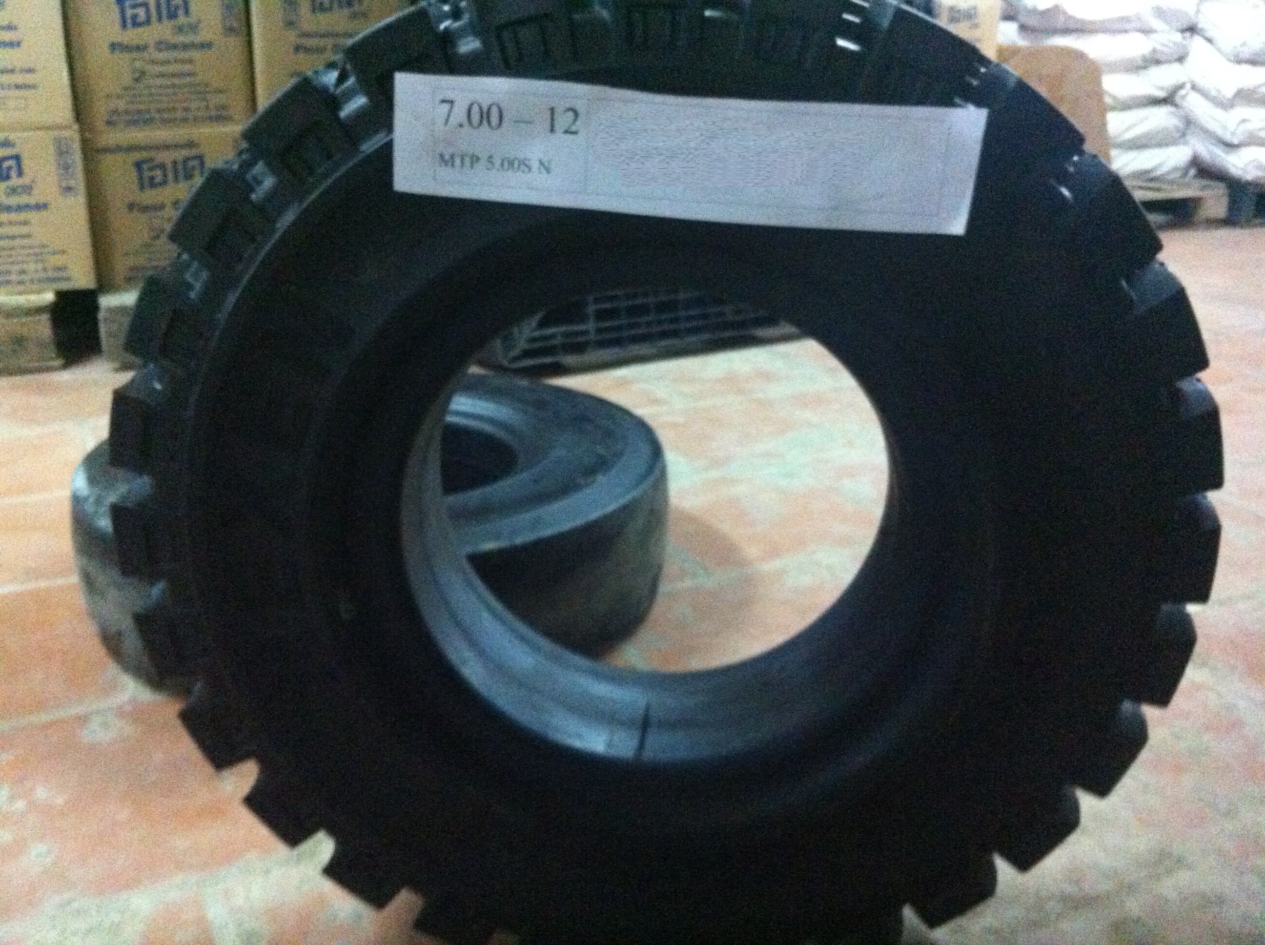 Lốp (vỏ) xe nâng dặc 700-12 có vân của NEXEN Hàn Quốc