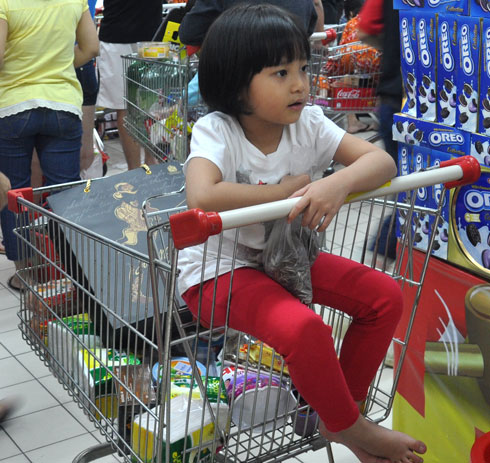 Những khách hàng nhí trong siêu thị Tết Những khách hàng nhí trong siêu thị Tết