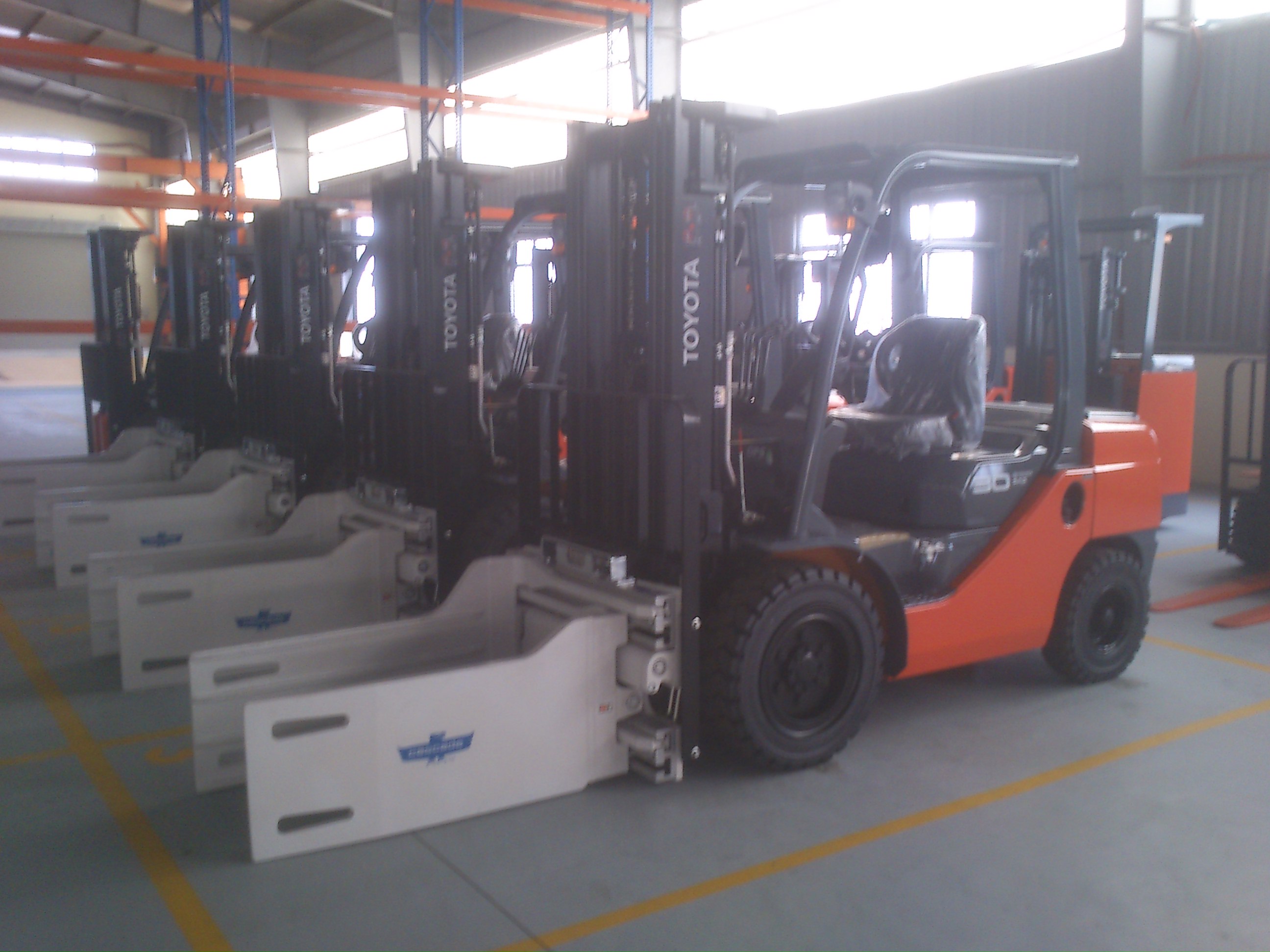 Dịch vụ cho thuê xe nâng hàng - Forklift for rent Dịch vụ cho thuê xe nâng hàng - Forklift for rent