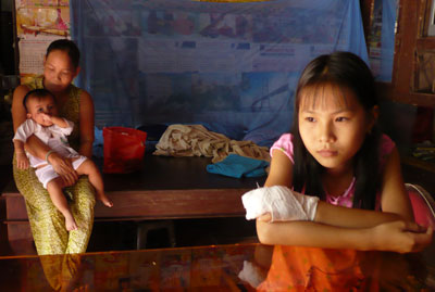 “Ăn cắp” tiền của bà ngoại, bé gái bị cậu chặt cụt tay ( -_-) “Ăn cắp” tiền của bà ngoại, bé gái bị cậu chặt cụt tay ( -_-)