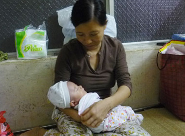 Mẹ cháu bé bị đâm kim lút không muốn đâm đơn kiện Mẹ cháu bé bị đâm kim lút không muốn đâm đơn kiện