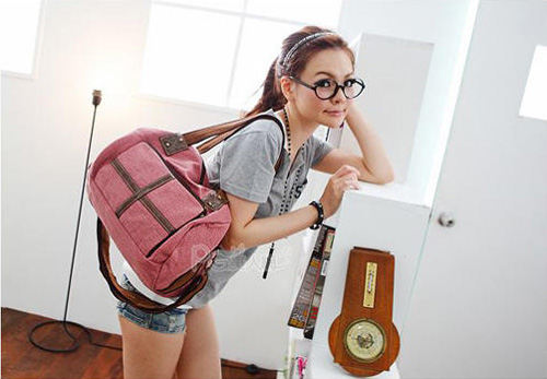 Phong cách xì tin với túi xách Phong cách xì tin với túi xách