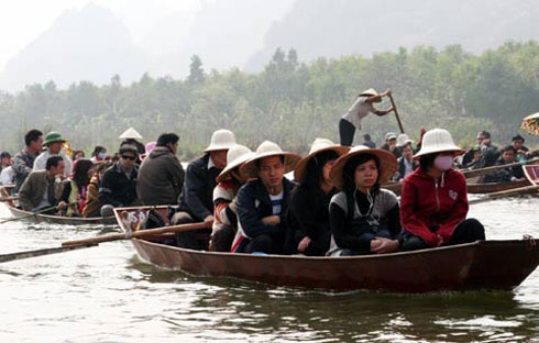 Vé máy bay tăng, du lịch nội địa gặp khó Vé máy bay tăng, du lịch nội địa gặp khó