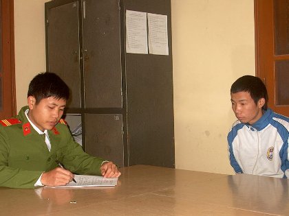 Thiếu nữ bị cưỡng hiếp, cướp tiền khi đang ngủ
