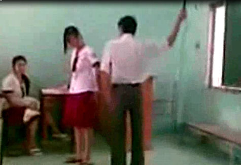 Thầy giáo dùng thước đánh vào mông hàng loạt nữ sinh cấp 3 Thầy giáo dùng thước đánh vào mông hàng loạt nữ sinh cấp 3