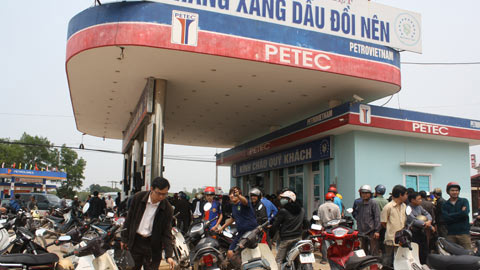 Nghi xăng rởm, cả trăm người vây trụ bơm Nghi xăng rởm, cả trăm người vây trụ bơm
