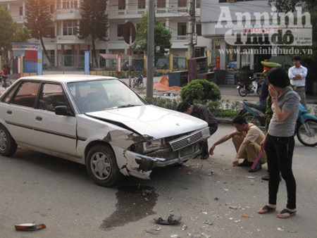 Đang rửa xe bị “xe điên” tông lao vào gốc cây Đang rửa xe bị “xe điên” tông lao vào gốc cây