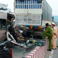 Tai nạn kinh hoàng, 15 người thương vong Tai nạn kinh hoàng, 15 người thương vong