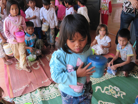 Kon Tum: Chạnh lòng nhìn trẻ ăn cơm một món, ngủ “thừa” chân Kon Tum: Chạnh lòng nhìn trẻ ăn cơm một món, ngủ “thừa” chân
