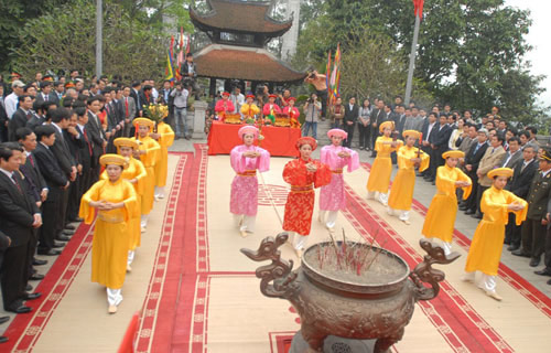 Lễ hội Đền Hùng: Toàn cảnh lễ dâng hương Tổ Mẫu Âu Cơ Lễ hội Đền Hùng: Toàn cảnh lễ dâng hương Tổ Mẫu Âu Cơ
