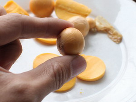 Lại xuất hiện trứng gà dẻo như cao su ở Hà Nội Lại xuất hiện trứng gà dẻo như cao su ở Hà Nội