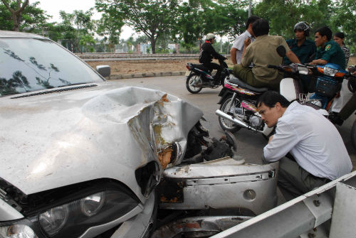 Chạy tốc độ cao, xe BMW đâm bật gốc cây Chạy tốc độ cao, xe BMW đâm bật gốc cây