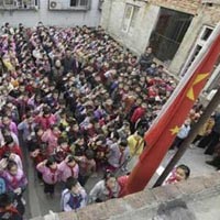 TQ: Kì lạ học sinh chào cờ trên mái nhà TQ: Kì lạ học sinh chào cờ trên mái nhà