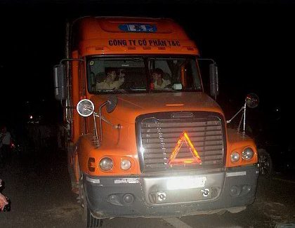 Xe máy đấu đầu container, nam thanh niên tử vong tại chỗ Xe máy đấu đầu container, nam thanh niên tử vong tại chỗ