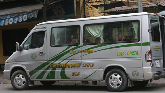 Mercedes cháy trên phố Quán Thánh Mercedes cháy trên phố Quán Thánh