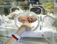 Bé sơ sinh sống lại sau 12 giờ... nằm trong nhà xác Bé sơ sinh sống lại sau 12 giờ... nằm trong nhà xác