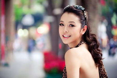 Jennifer Phạm quyến rũ, hút ánh nhìn mọi nơi