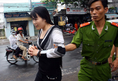 Nữ sinh hỗn chiến đẫm máu trước cổng trường 