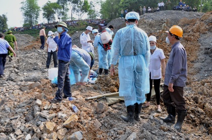 Đã tìm thấy 5 nạn nhân bị vùi lấp dưới bãi thải mỏ than Đã tìm thấy 5 nạn nhân bị vùi lấp dưới bãi thải mỏ than