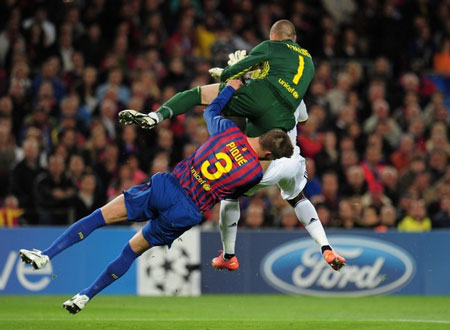 Pique nhập viện trong thảm bại của Barca Pique nhập viện trong thảm bại của Barca