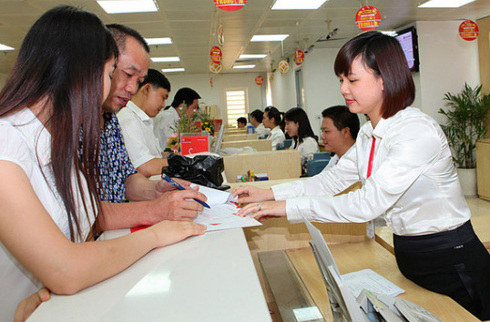Nhân viên ngân hàng nơm nớp nỗi lo sa thải