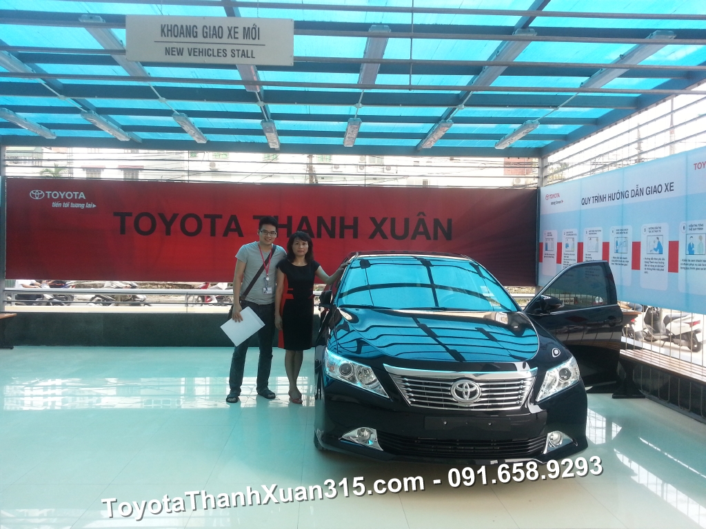 22/6/2013-Khách hàng CAMRY 2.0E 2014-2015 nhận xe tại Toyota Thanh Xuân